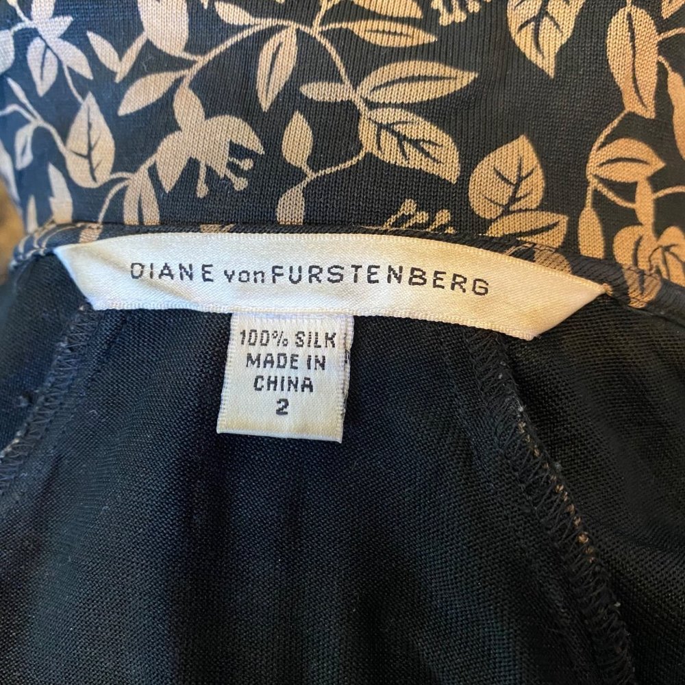 🔥SOLD🔥Diane Von Furstenberg Floral Silk Wrap Dress - Picture 6 of 8